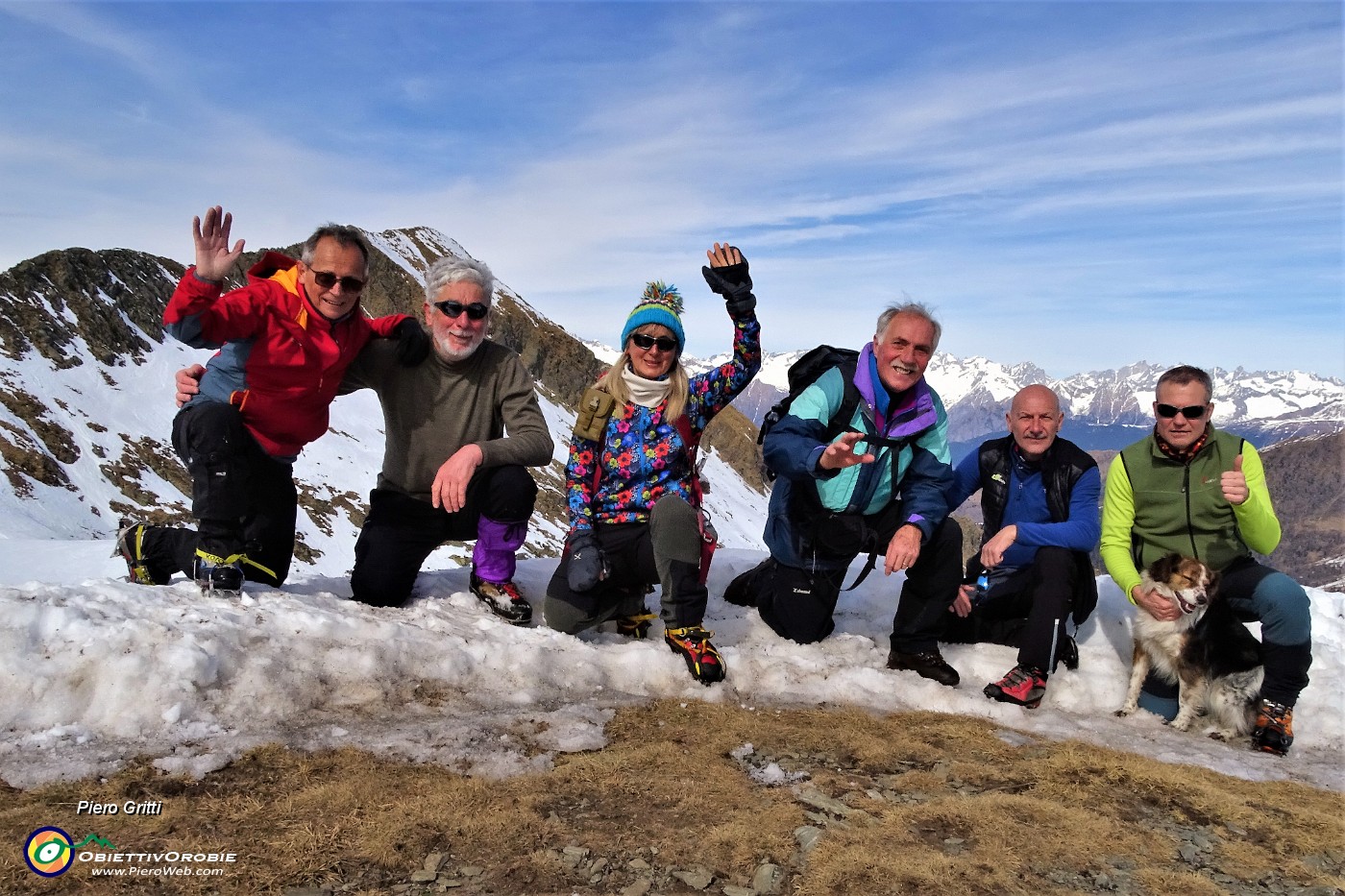 06 In Cima di Lemma con amici con da sfondo Pizzo Scala e Alpi Retiche.JPG